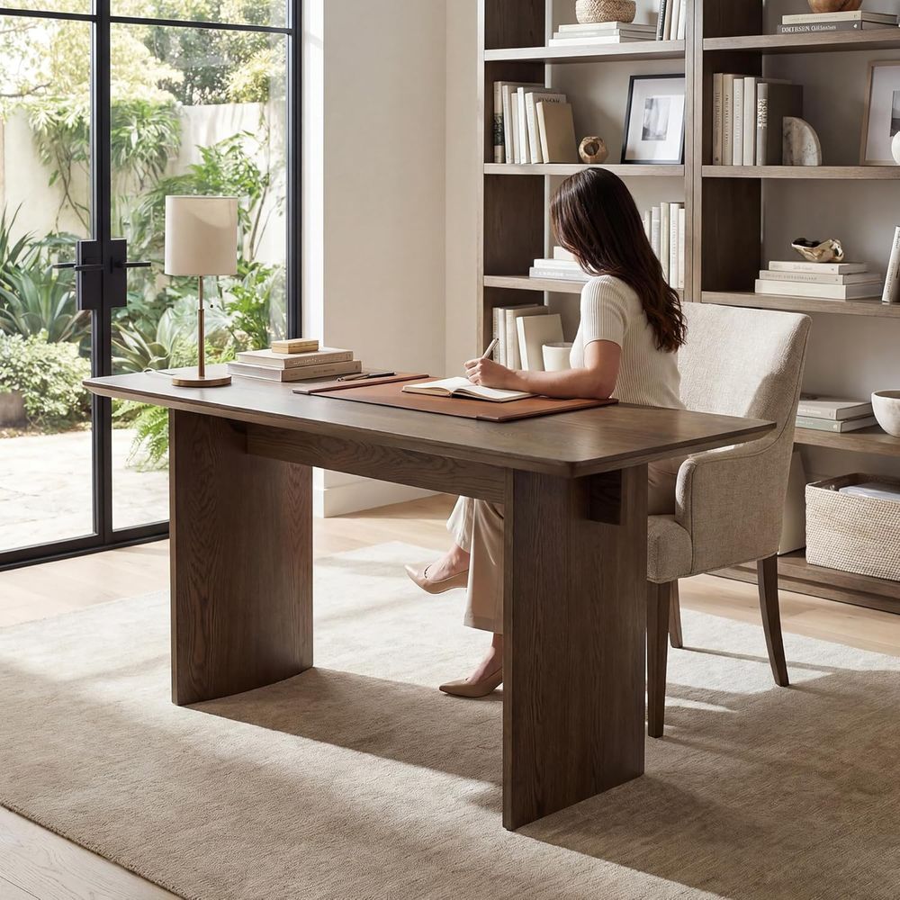 Home Office With Two Desks - Escrivaninha Espaçosa de Nogueira Natural com